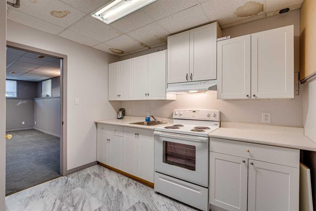 25-320 7 Avenue Ne, Three Hills, AB - Indoor Photo Showing Kitchen