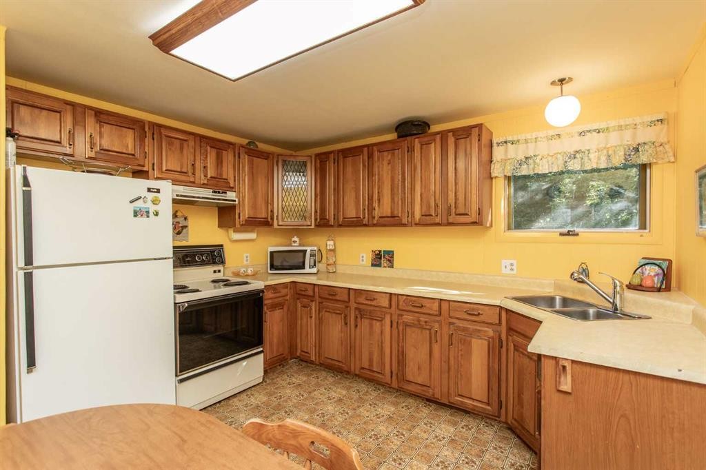 224-41124 Range Road 282 Range, Gull Lake, AB - Indoor Photo Showing Kitchen With Double Sink