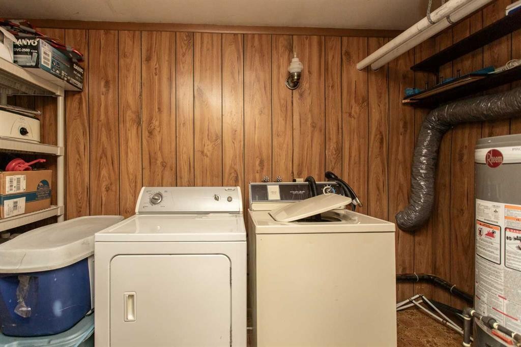 224-41124 Range Road 282 Range, Gull Lake, AB - Indoor Photo Showing Laundry Room