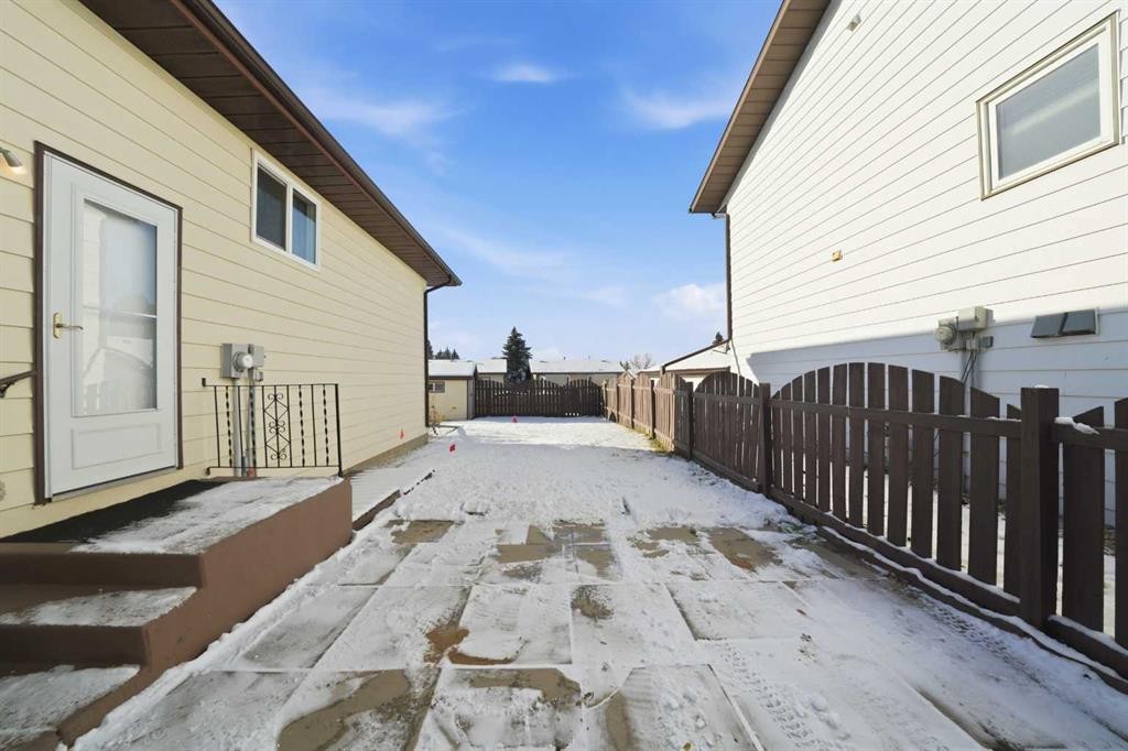 106 Denovan Crescent, Red Deer, AB - Outdoor With Exterior