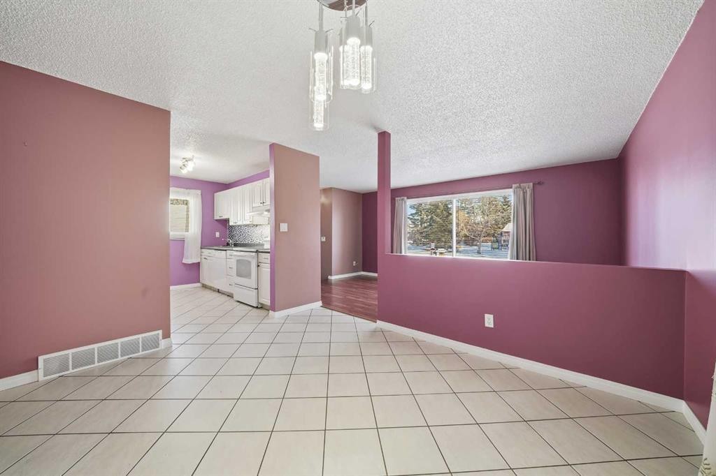 106 Denovan Crescent, Red Deer, AB - Indoor Photo Showing Other Room