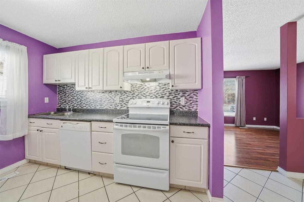 106 Denovan Crescent, Red Deer, AB - Indoor Photo Showing Kitchen