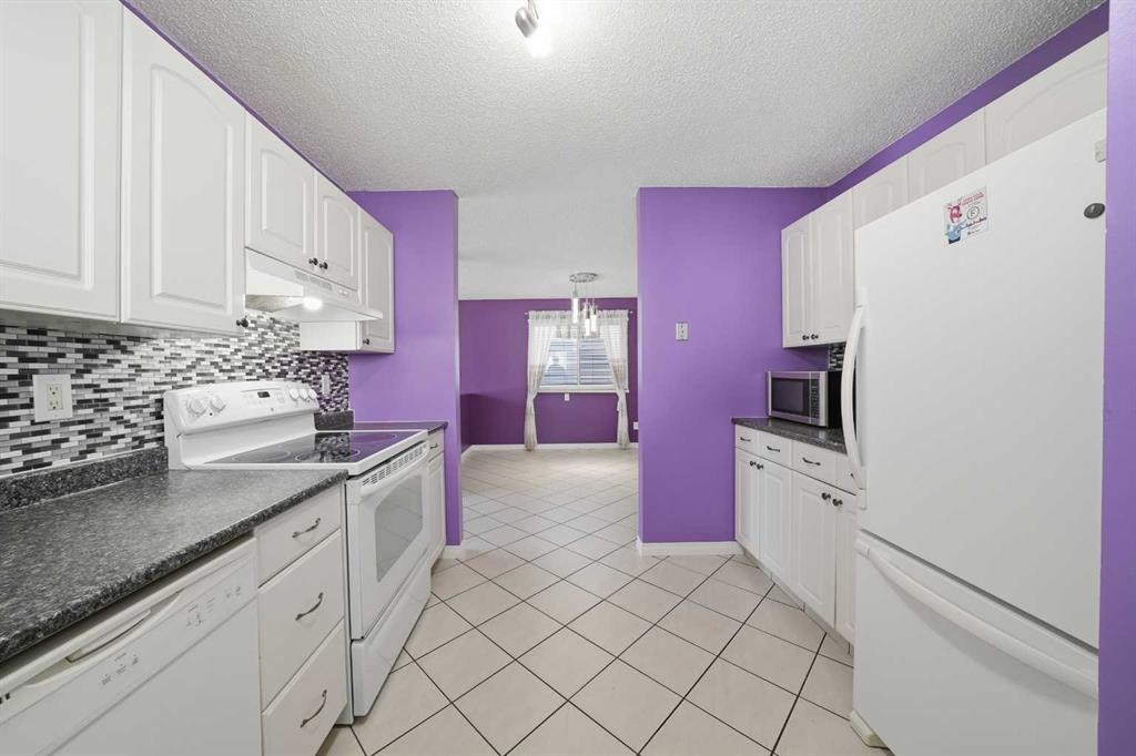 106 Denovan Crescent, Red Deer, AB - Indoor Photo Showing Kitchen