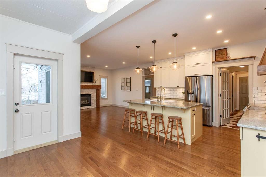 32 Carter Close, Red Deer, AB - Indoor Photo Showing Kitchen With Upgraded Kitchen