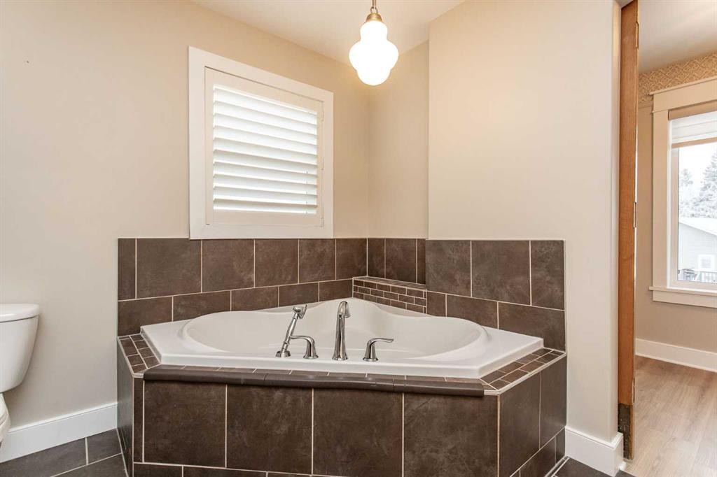 32 Carter Close, Red Deer, AB - Indoor Photo Showing Bathroom