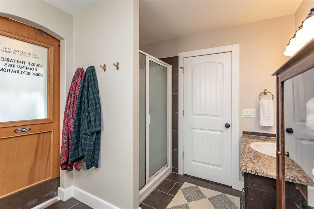 32 Carter Close, Red Deer, AB - Indoor Photo Showing Bathroom