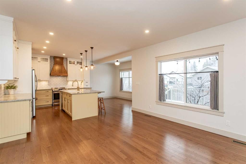 32 Carter Close, Red Deer, AB - Indoor Photo Showing Kitchen