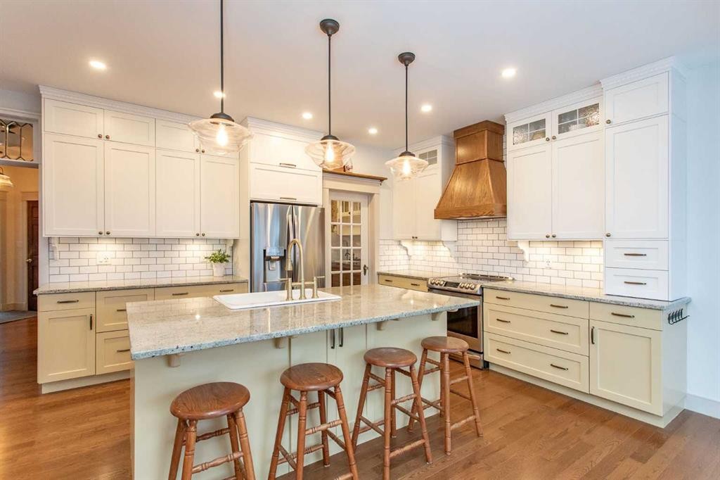 32 Carter Close, Red Deer, AB - Indoor Photo Showing Kitchen With Upgraded Kitchen