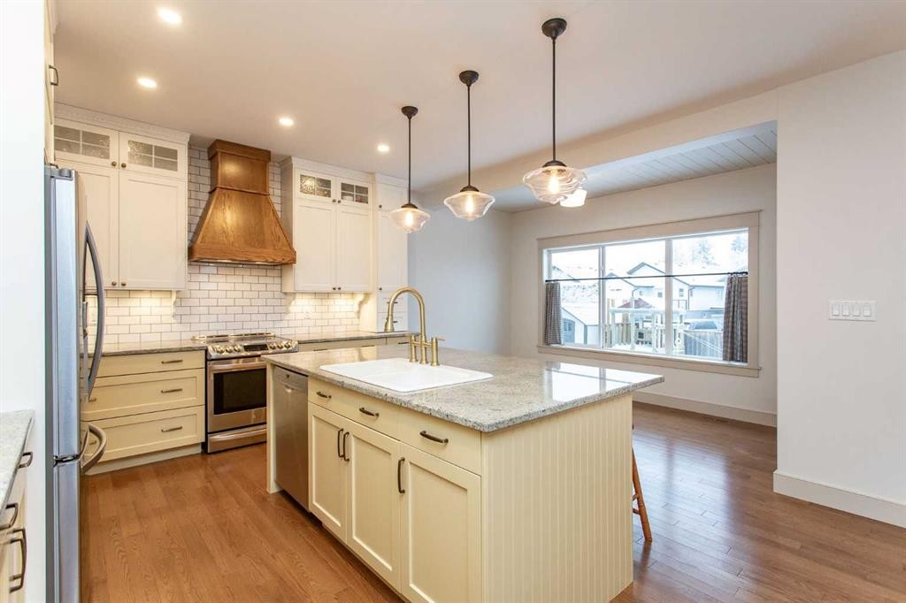 32 Carter Close, Red Deer, AB - Indoor Photo Showing Kitchen With Upgraded Kitchen