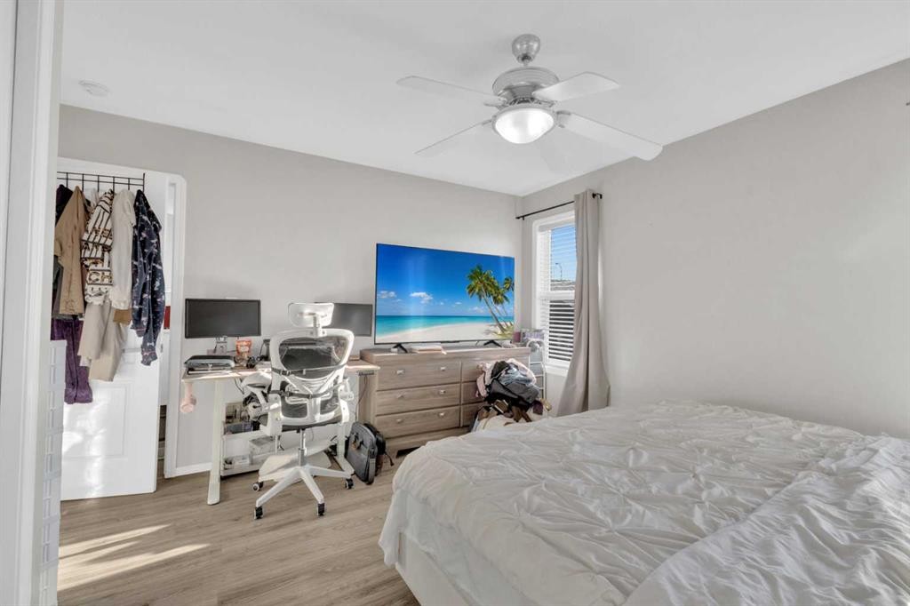 95 Jennings Crescent, Red Deer, AB - Indoor Photo Showing Bedroom