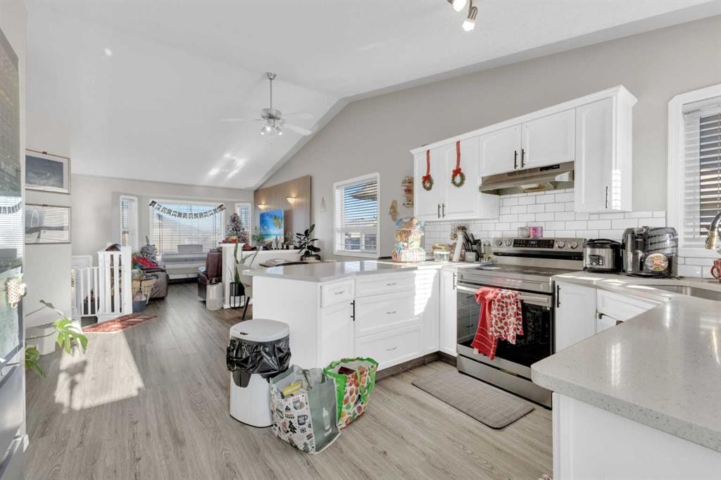 95 Jennings Crescent, Red Deer, AB - Indoor Photo Showing Kitchen