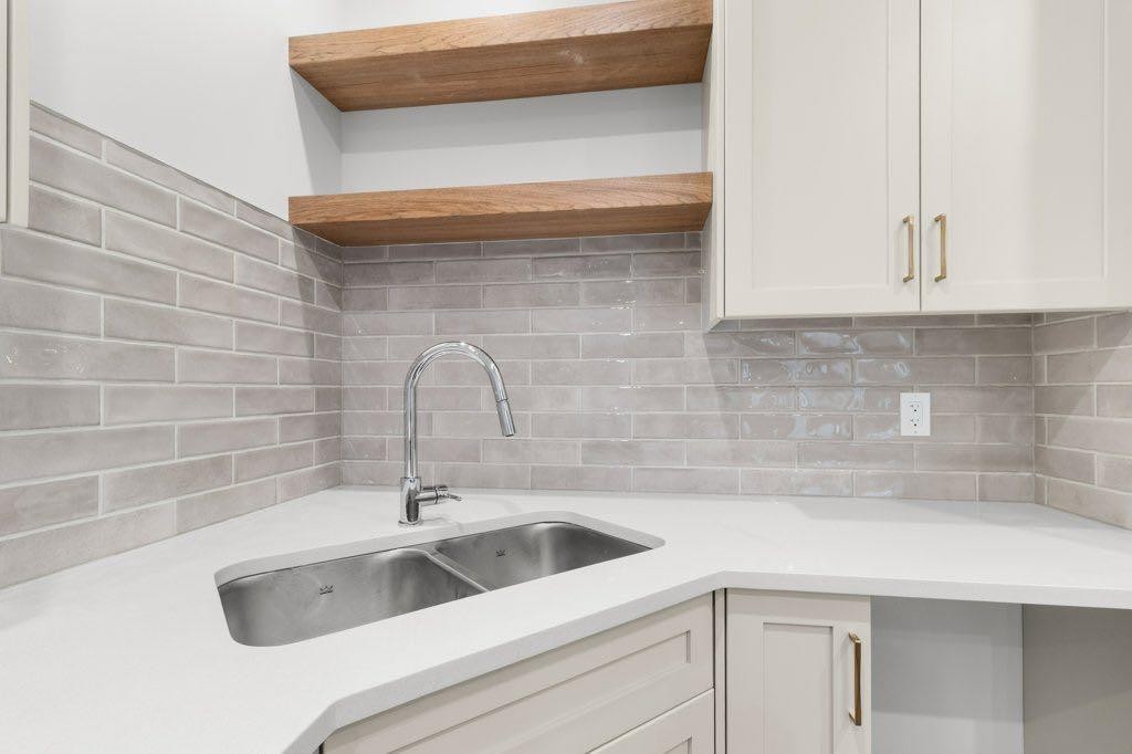 5-5463 55 Avenue, Lacombe, AB - Indoor Photo Showing Kitchen With Double Sink