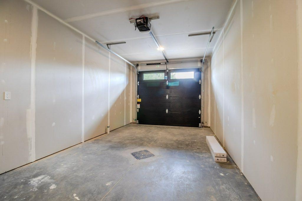 5-5463 55 Avenue, Lacombe, AB - Indoor Photo Showing Garage
