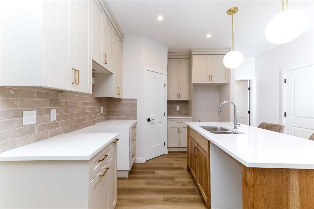 8-5463 55 Avenue, Lacombe, AB - Indoor Photo Showing Kitchen With Double Sink With Upgraded Kitchen