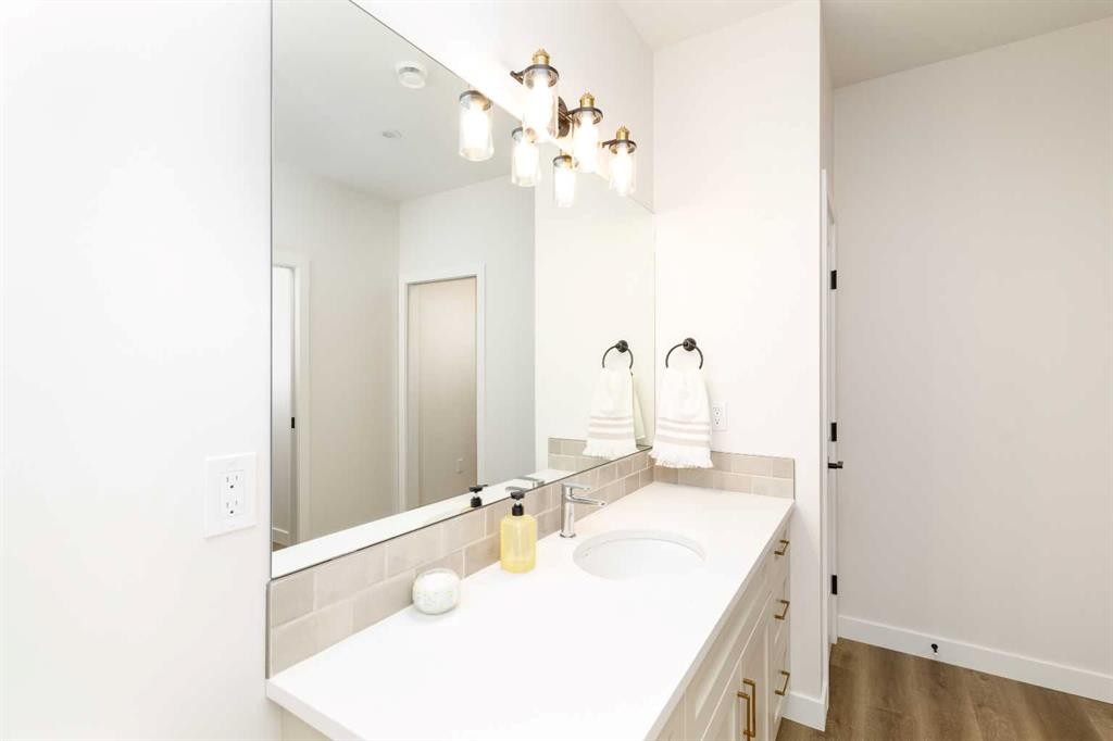 8-5463 55 Avenue, Lacombe, AB - Indoor Photo Showing Bathroom