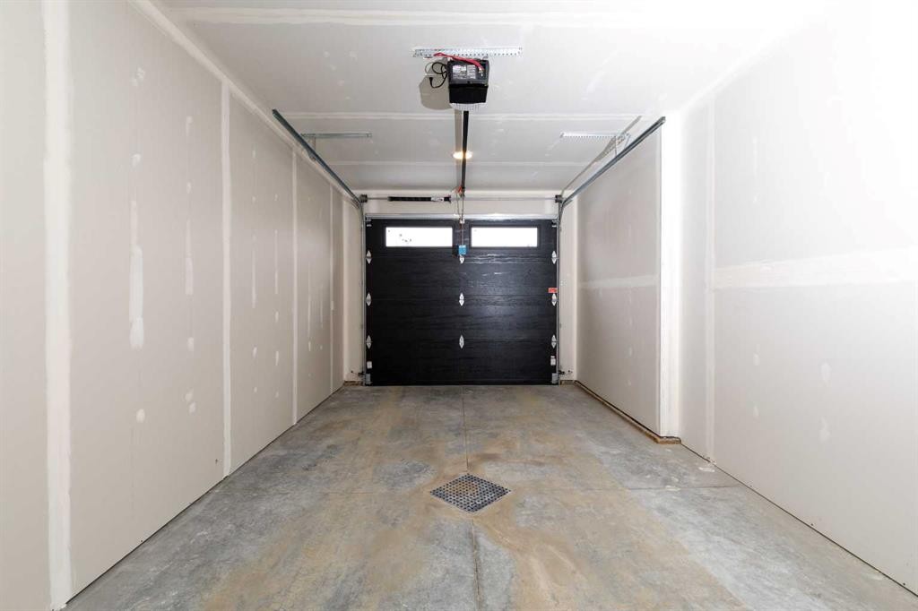 8-5463 55 Avenue, Lacombe, AB - Indoor Photo Showing Garage