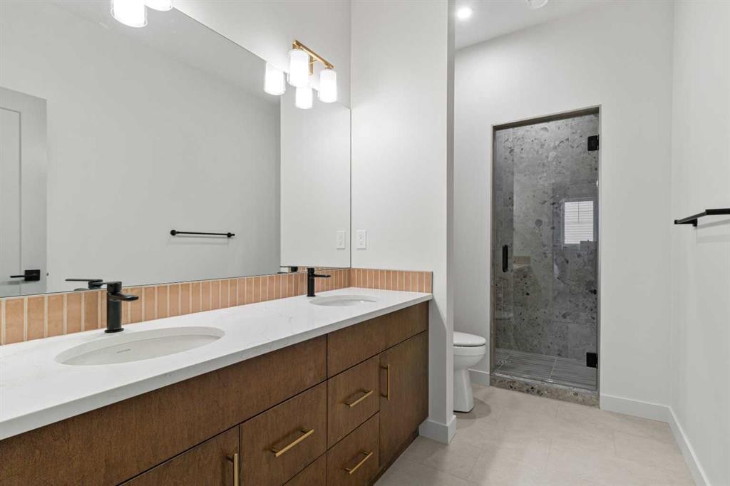 4940 Beardsley Avenue, Lacombe, AB - Indoor Photo Showing Bathroom