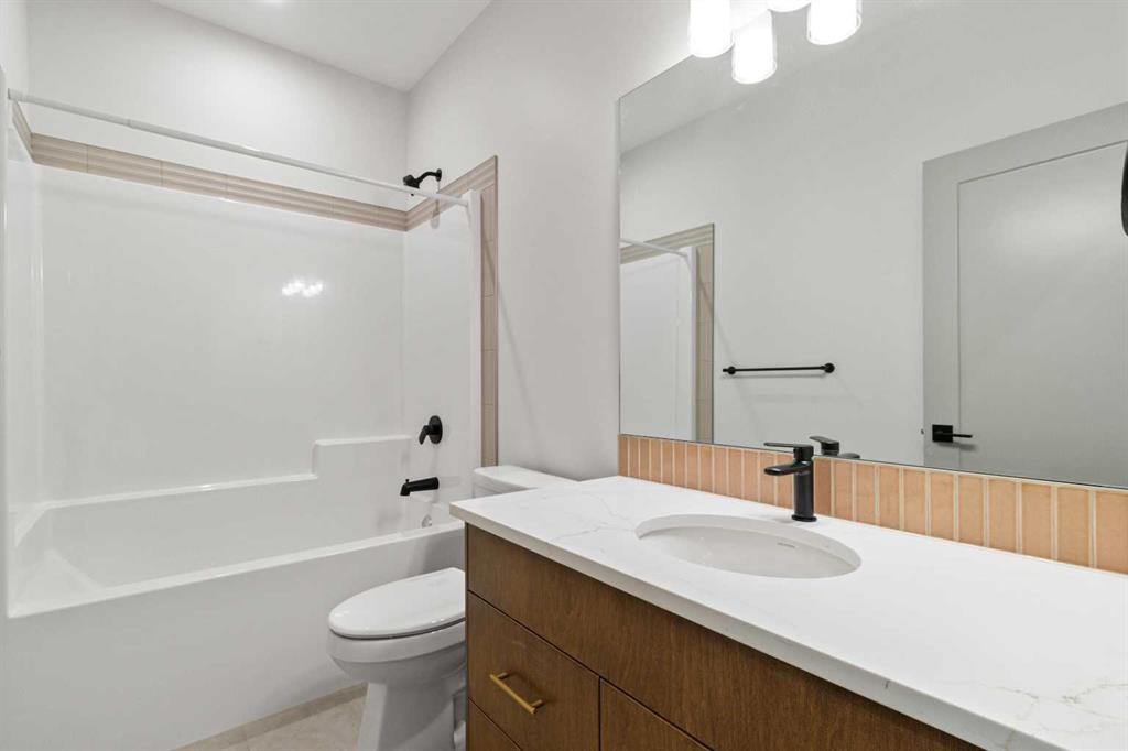 4940 Beardsley Avenue, Lacombe, AB - Indoor Photo Showing Bathroom