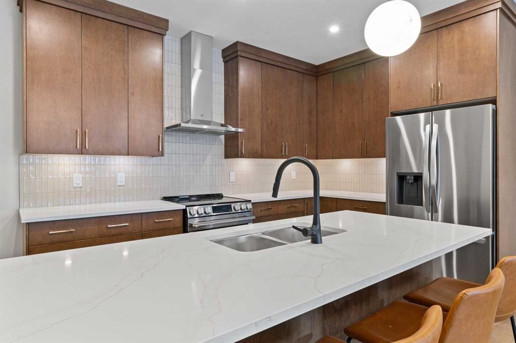 4940 Beardsley Avenue, Lacombe, AB - Indoor Photo Showing Kitchen With Double Sink With Upgraded Kitchen