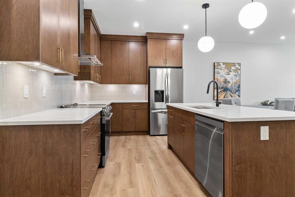 4940 Beardsley Avenue, Lacombe, AB - Indoor Photo Showing Kitchen With Upgraded Kitchen