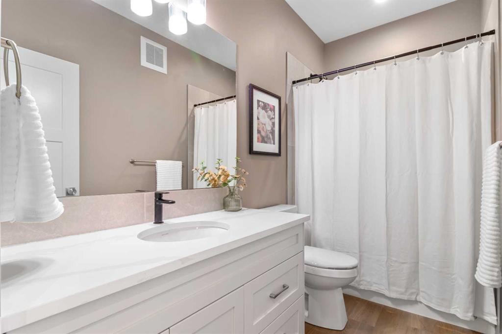 4930 Beardsley Avenue, Lacombe, AB - Indoor Photo Showing Bathroom