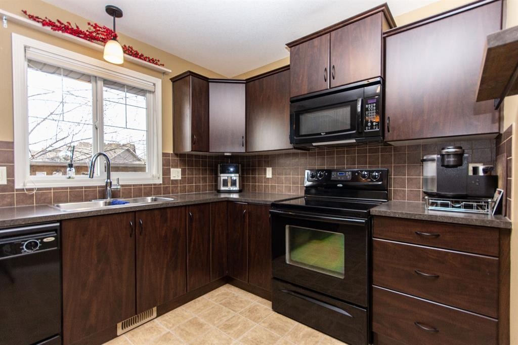 114 Redwood Boulevard, Springbrook, AB - Indoor Photo Showing Kitchen With Double Sink