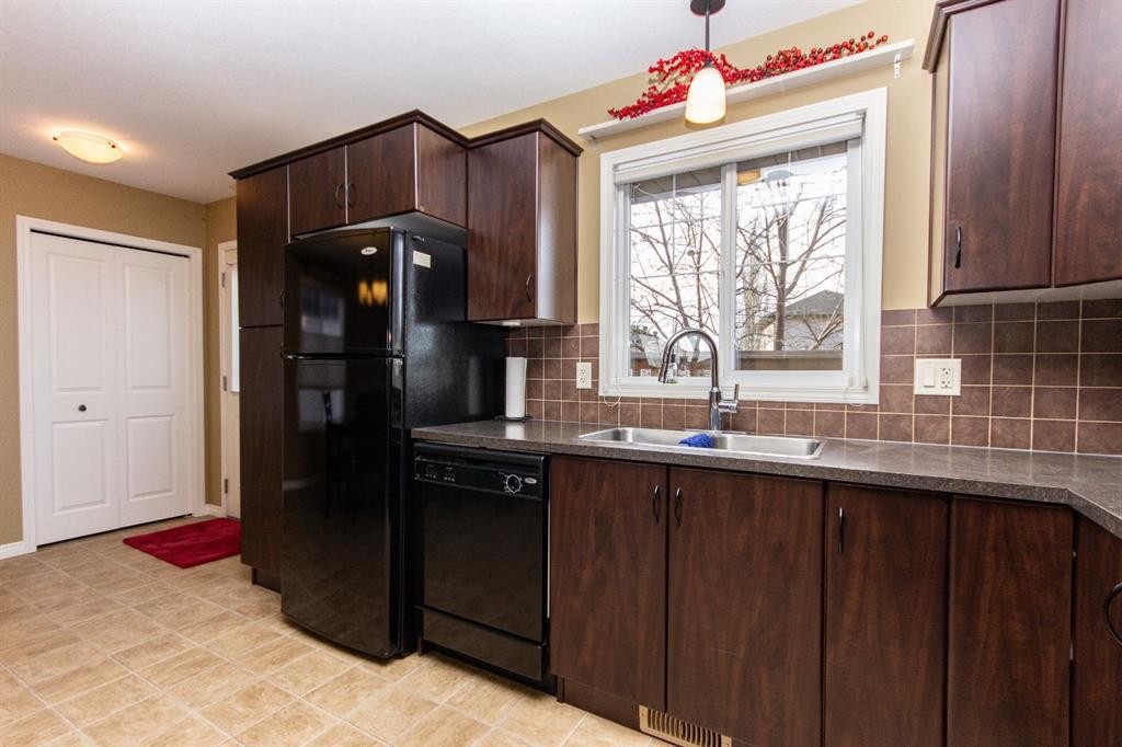 114 Redwood Boulevard, Springbrook, AB - Indoor Photo Showing Kitchen With Double Sink