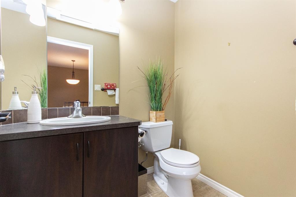 114 Redwood Boulevard, Springbrook, AB - Indoor Photo Showing Bathroom