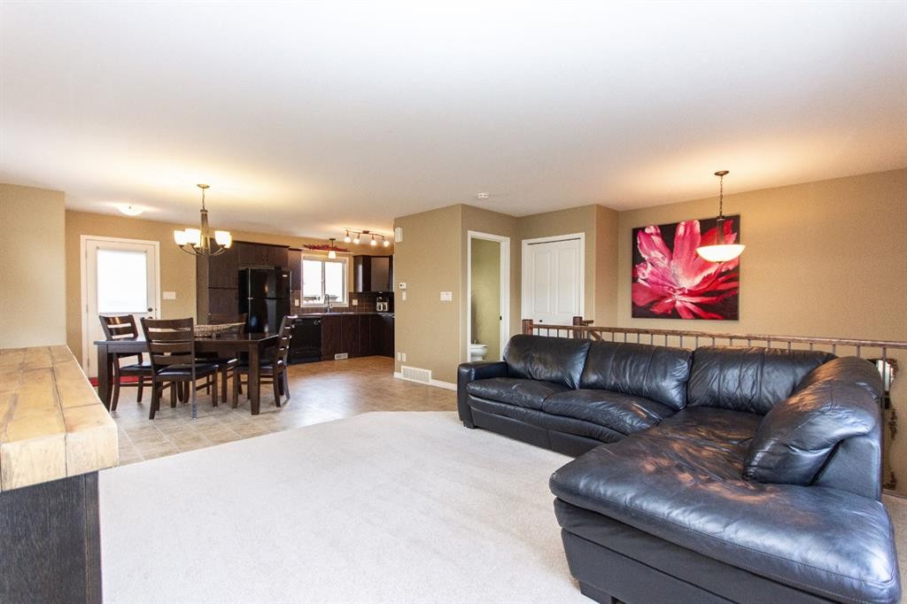 114 Redwood Boulevard, Springbrook, AB - Indoor Photo Showing Living Room