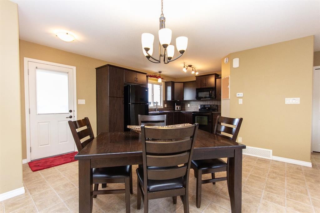 114 Redwood Boulevard, Springbrook, AB - Indoor Photo Showing Dining Room