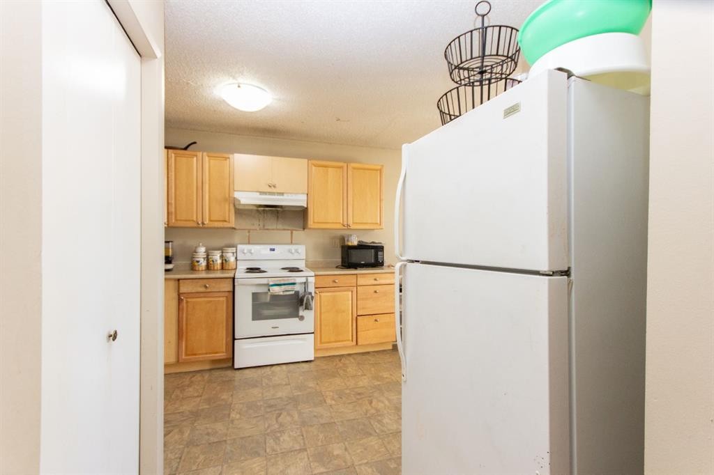 19 Gibson Close, Red Deer, AB - Indoor Photo Showing Kitchen
