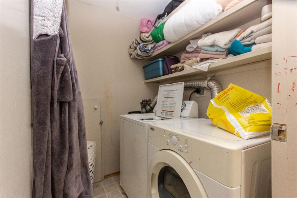 19 Gibson Close, Red Deer, AB - Indoor Photo Showing Laundry Room