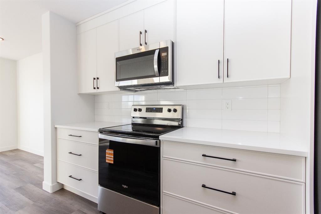 17 Trinity Street, Lacombe, AB - Indoor Photo Showing Kitchen With Upgraded Kitchen