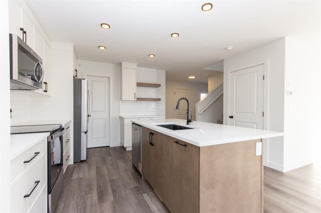 17 Trinity Street, Lacombe, AB - Indoor Photo Showing Kitchen With Upgraded Kitchen