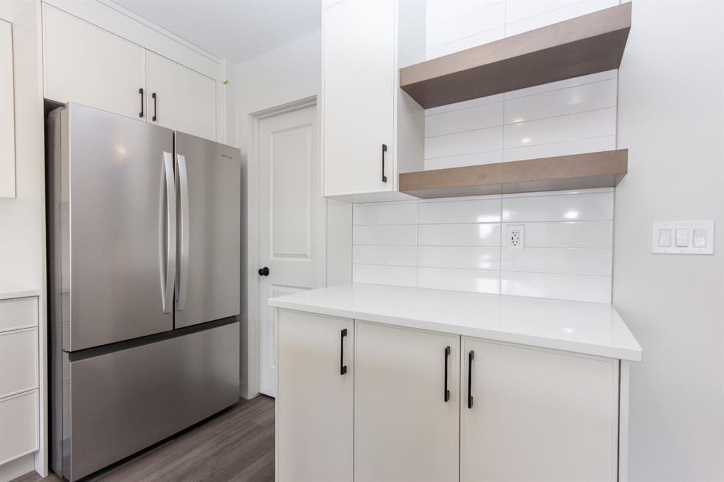 17 Trinity Street, Lacombe, AB - Indoor Photo Showing Kitchen