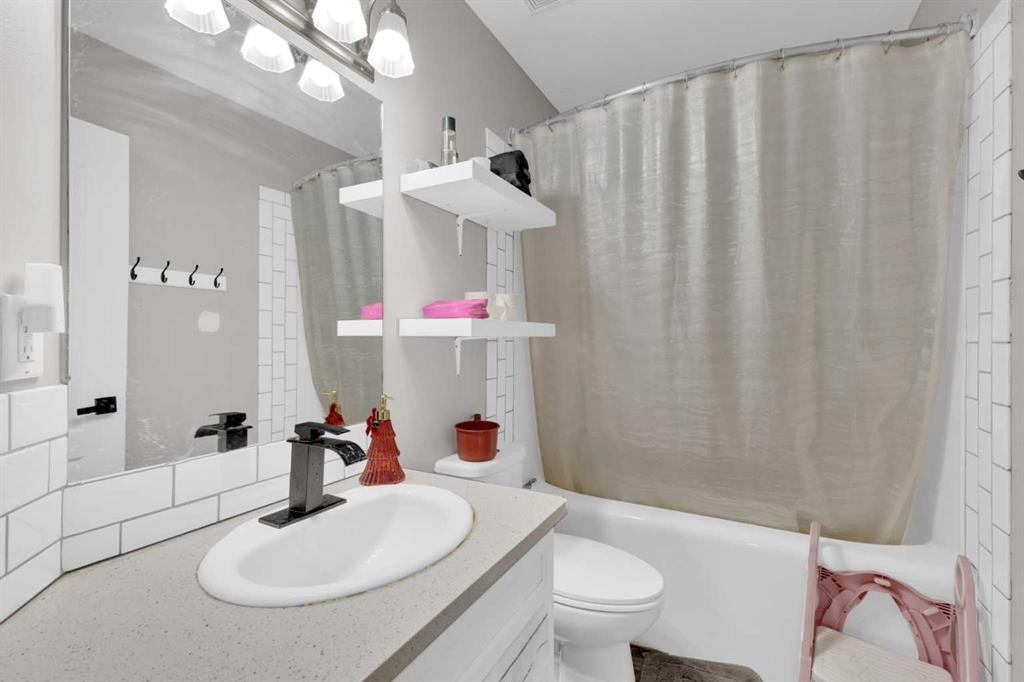 95 Jennings Crescent, Red Deer, AB - Indoor Photo Showing Bathroom