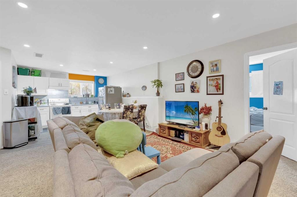 95 Jennings Crescent, Red Deer, AB - Indoor Photo Showing Living Room