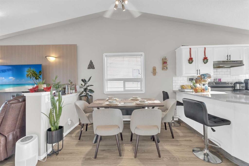 95 Jennings Crescent, Red Deer, AB - Indoor Photo Showing Dining Room