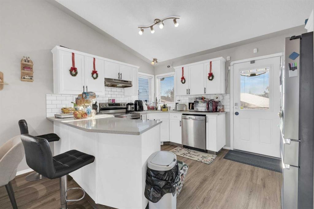 95 Jennings Crescent, Red Deer, AB - Indoor Photo Showing Kitchen With Upgraded Kitchen