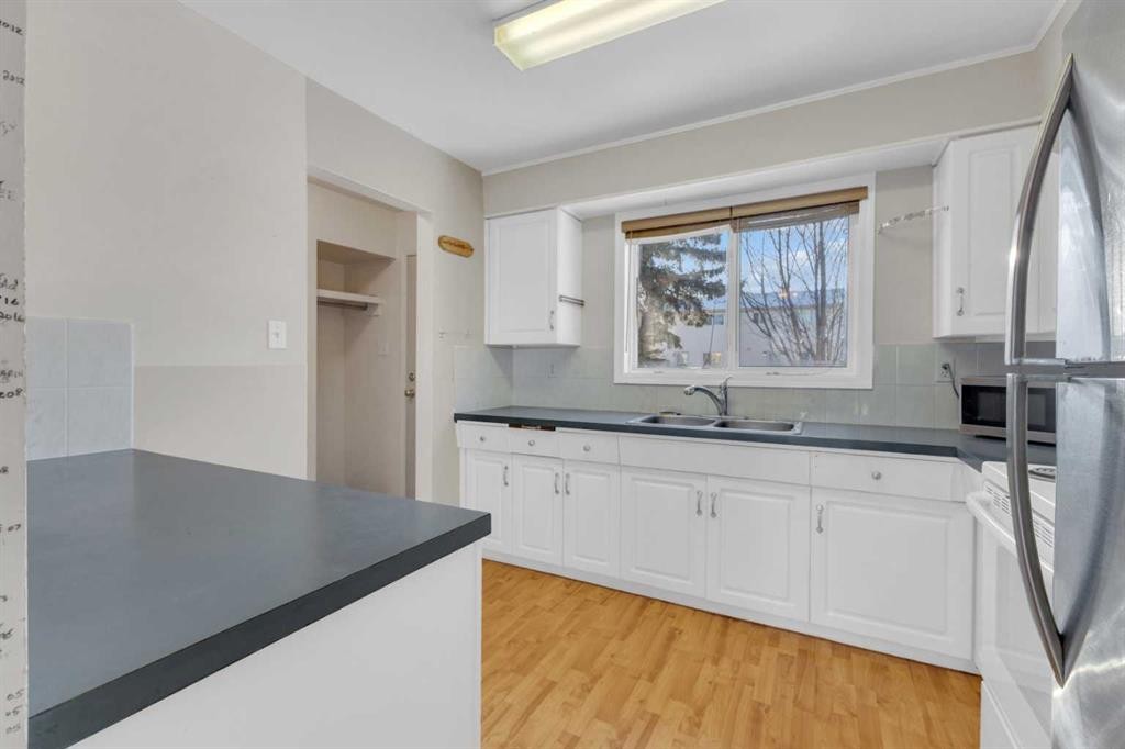 209-5831 57 Street, Red Deer, AB - Indoor Photo Showing Kitchen With Double Sink