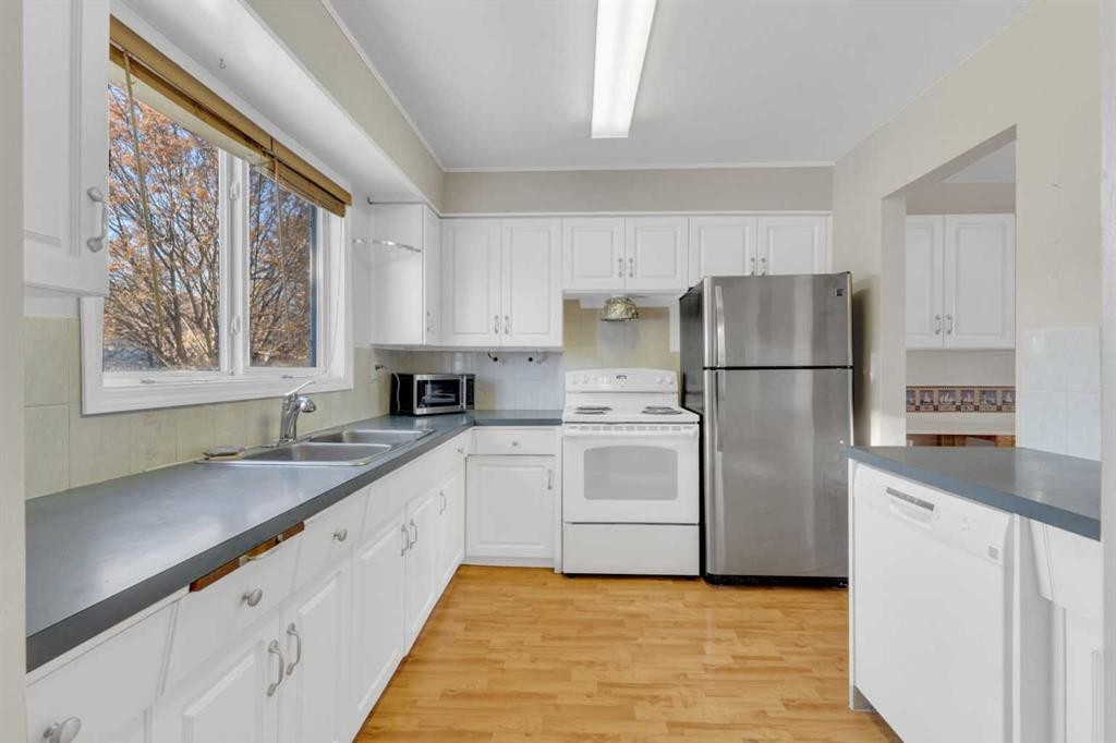 209-5831 57 Street, Red Deer, AB - Indoor Photo Showing Kitchen With Double Sink