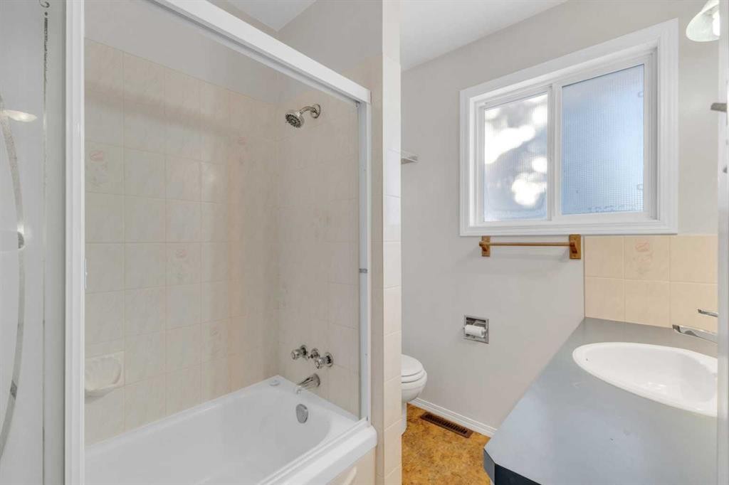209-5831 57 Street, Red Deer, AB - Indoor Photo Showing Bathroom