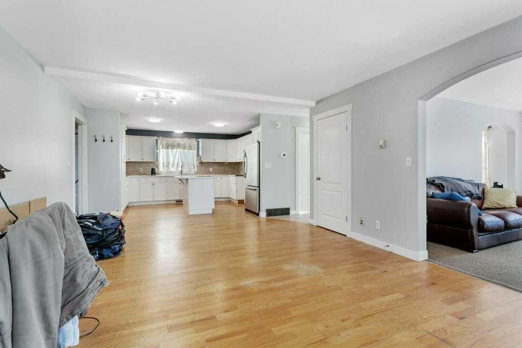 132 Sabre Road, Springbrook, AB - Indoor Photo Showing Living Room