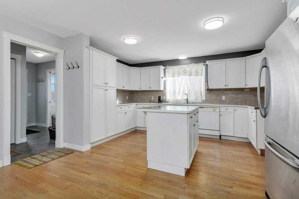 132 Sabre Road, Springbrook, AB - Indoor Photo Showing Kitchen