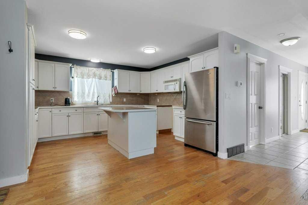 132 Sabre Road, Springbrook, AB - Indoor Photo Showing Kitchen