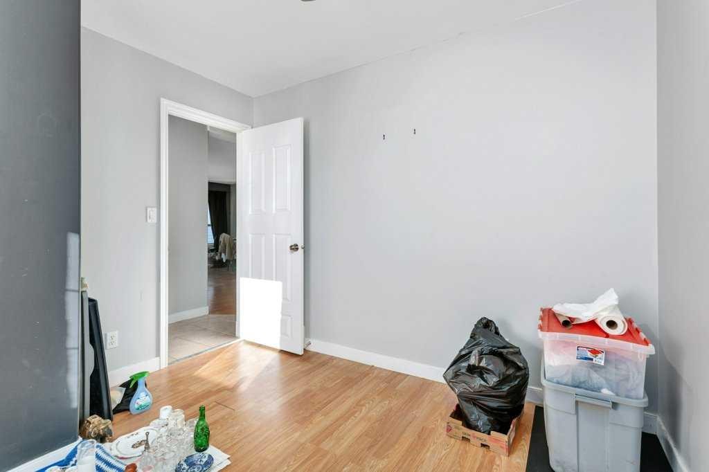 132 Sabre Road, Springbrook, AB - Indoor