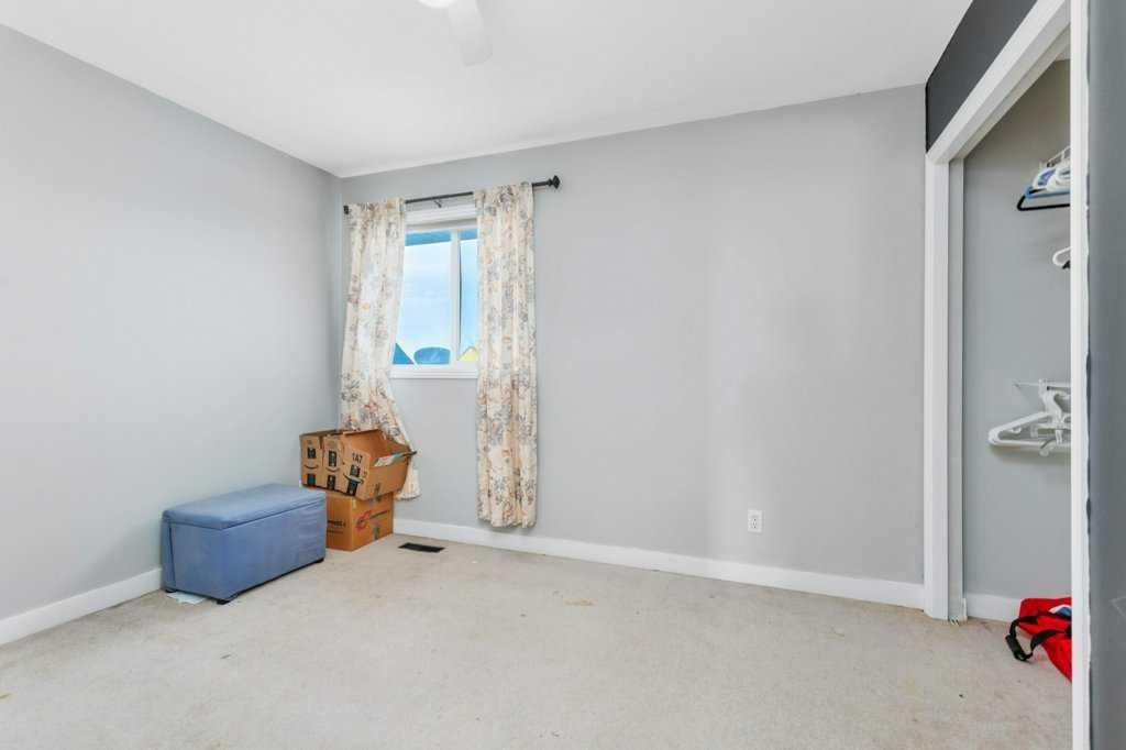 132 Sabre Road, Springbrook, AB - Indoor Photo Showing Other Room