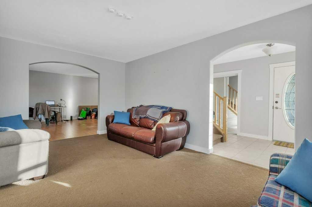132 Sabre Road, Springbrook, AB - Indoor Photo Showing Living Room