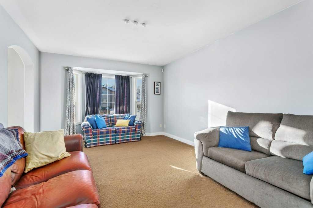 132 Sabre Road, Springbrook, AB - Indoor Photo Showing Living Room