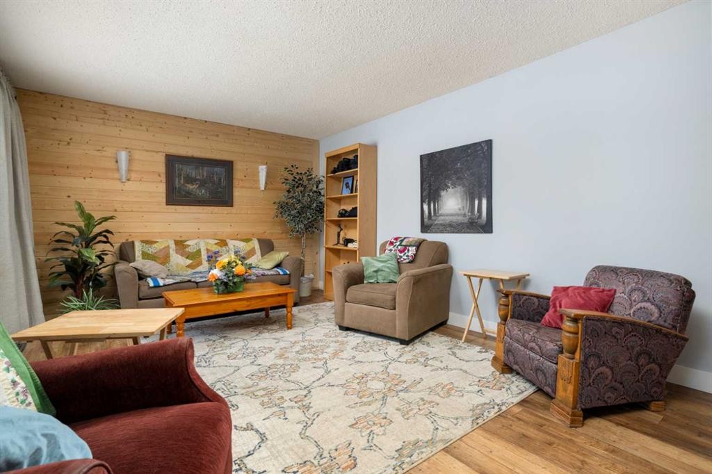 5615 49 Avenue, Killam, AB - Indoor Photo Showing Living Room